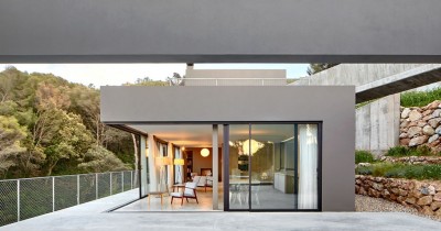 Construcció d'una casa d'estil modern a la Costa Brava 